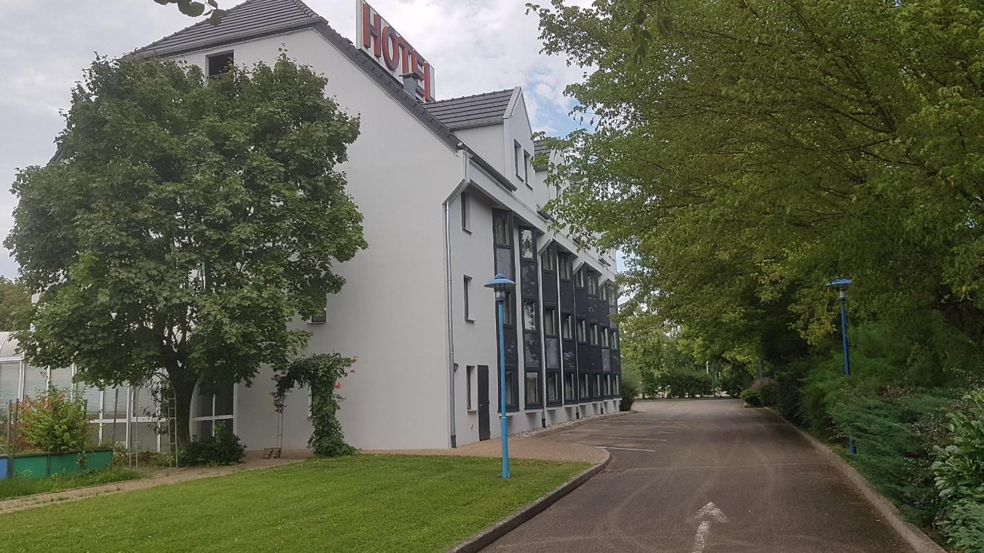 Hotel Restaurant La Tour Romaine - Haguenau - Strasbourg Nord Schweighouse-sur-Moder Экстерьер фото