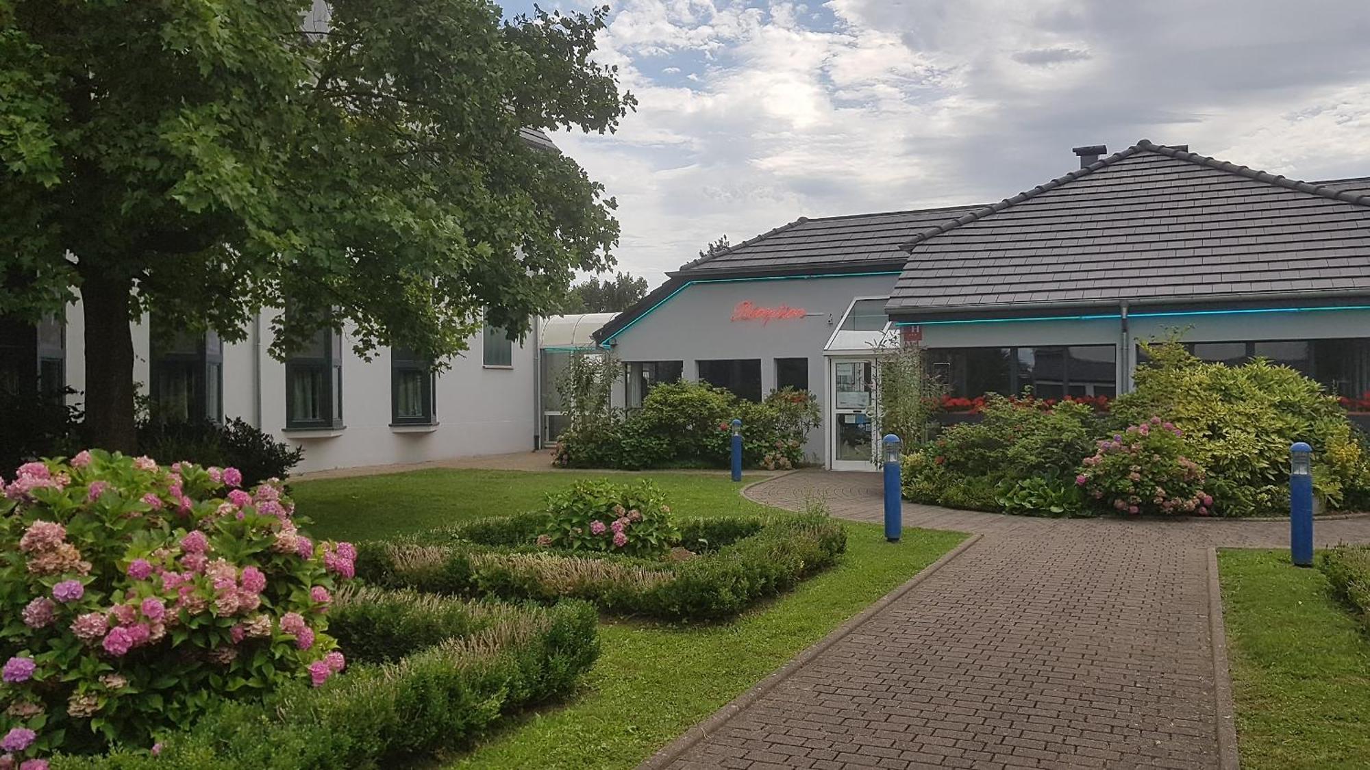 Hotel Restaurant La Tour Romaine - Haguenau - Strasbourg Nord Schweighouse-sur-Moder Экстерьер фото