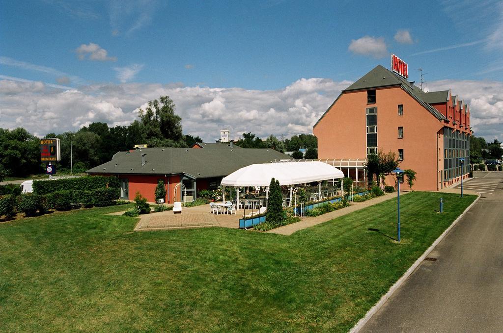 Hotel Restaurant La Tour Romaine - Haguenau - Strasbourg Nord Schweighouse-sur-Moder Экстерьер фото