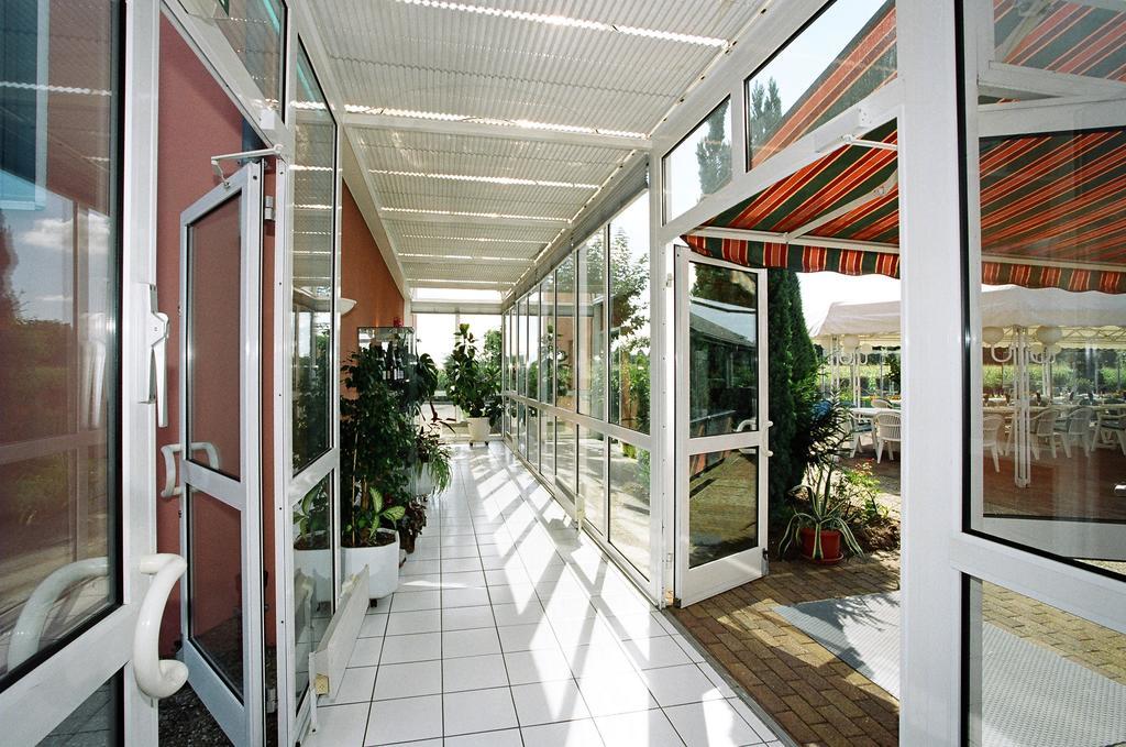 Hotel Restaurant La Tour Romaine - Haguenau - Strasbourg Nord Schweighouse-sur-Moder Экстерьер фото