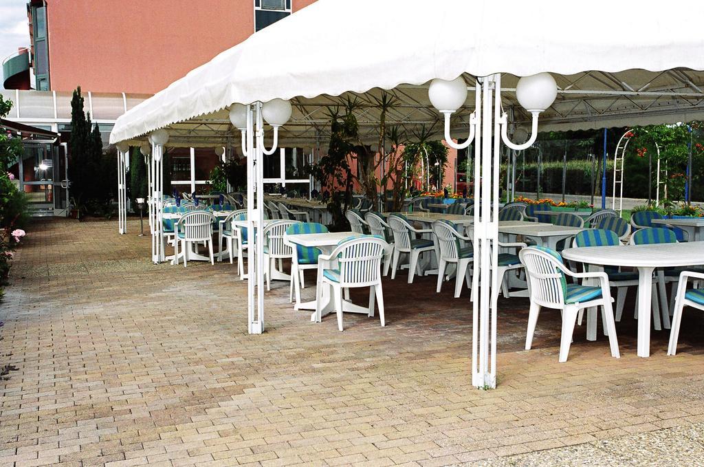 Hotel Restaurant La Tour Romaine - Haguenau - Strasbourg Nord Schweighouse-sur-Moder Экстерьер фото