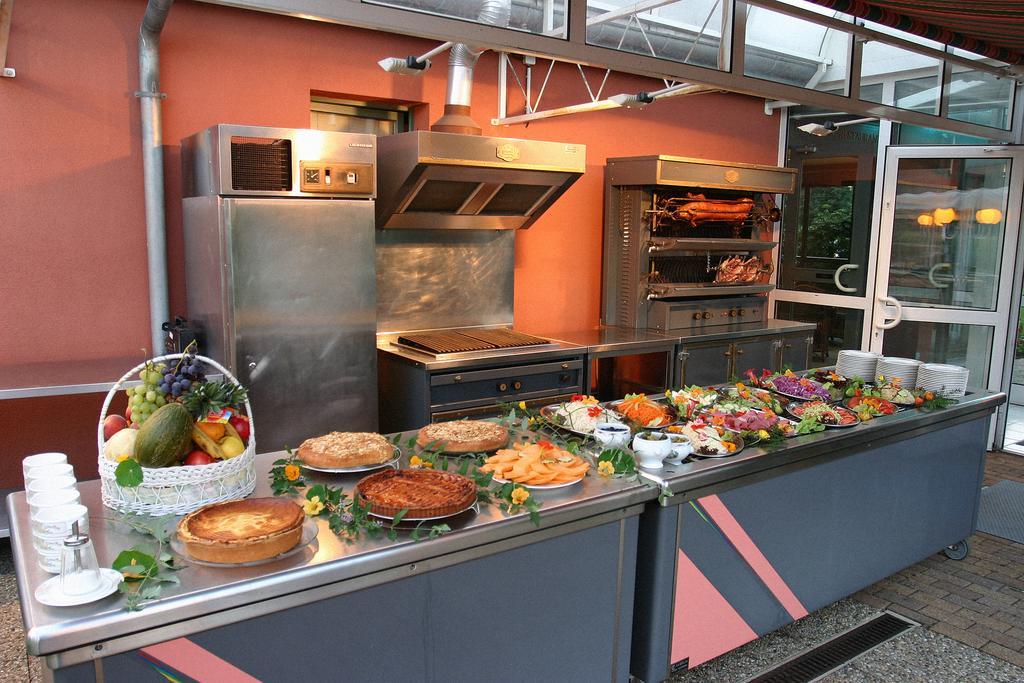 Hotel Restaurant La Tour Romaine - Haguenau - Strasbourg Nord Schweighouse-sur-Moder Экстерьер фото