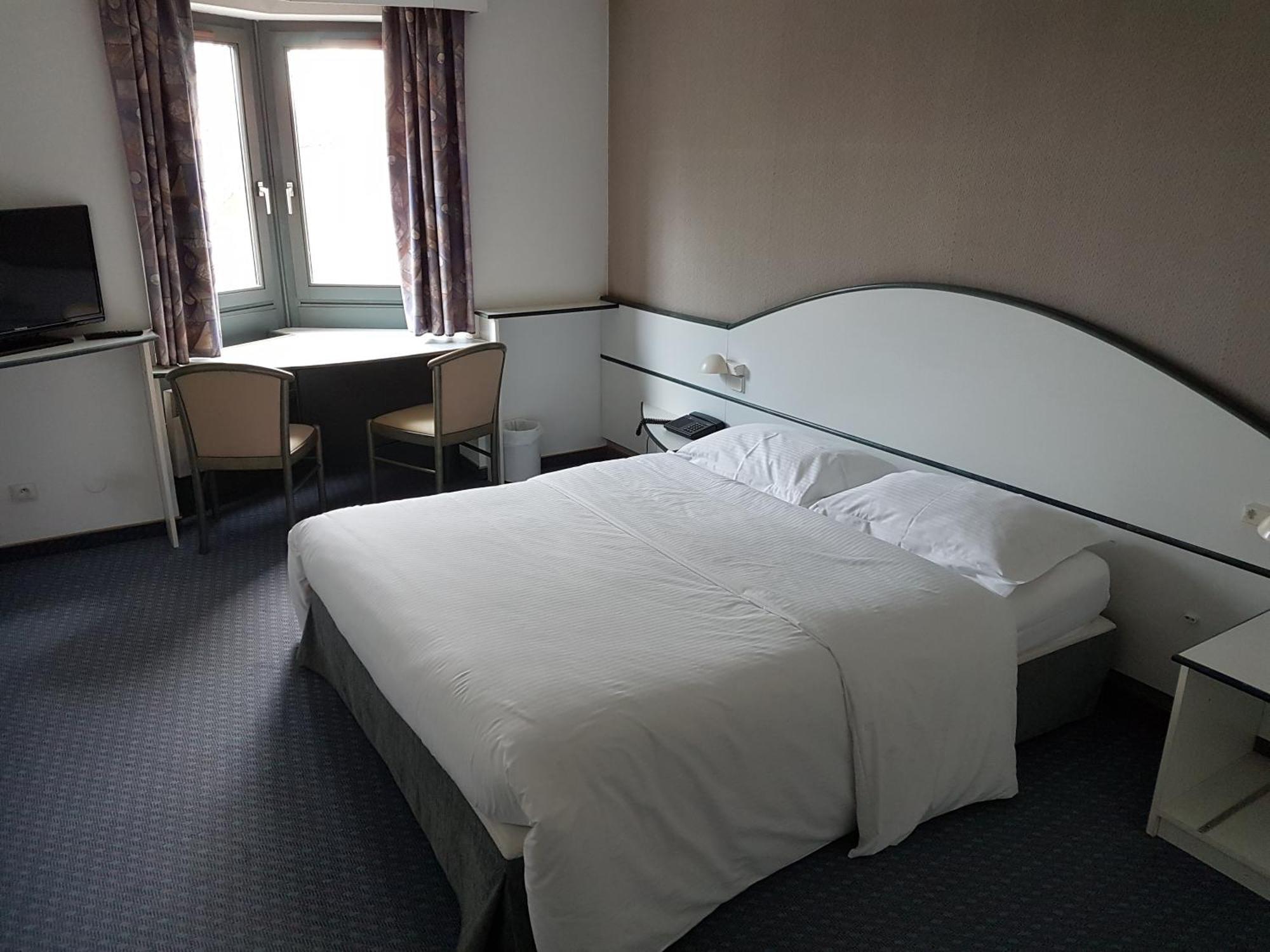 Hotel Restaurant La Tour Romaine - Haguenau - Strasbourg Nord Schweighouse-sur-Moder Экстерьер фото