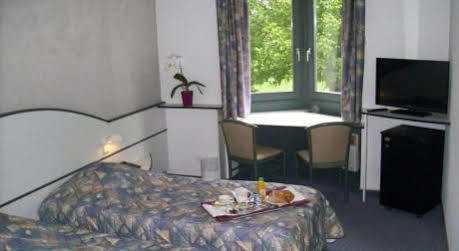Hotel Restaurant La Tour Romaine - Haguenau - Strasbourg Nord Schweighouse-sur-Moder Экстерьер фото
